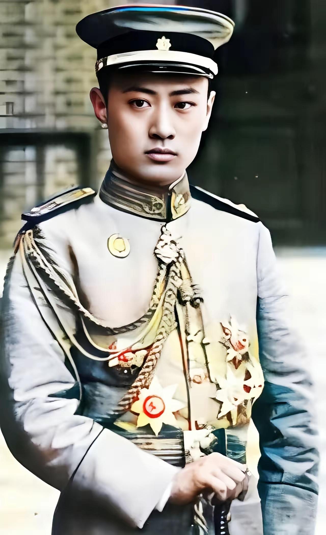 他除了出身高贵，长了一副绝世美颜，其他的一无是处。他是清宗室里顶尖俊秀之人，身形
