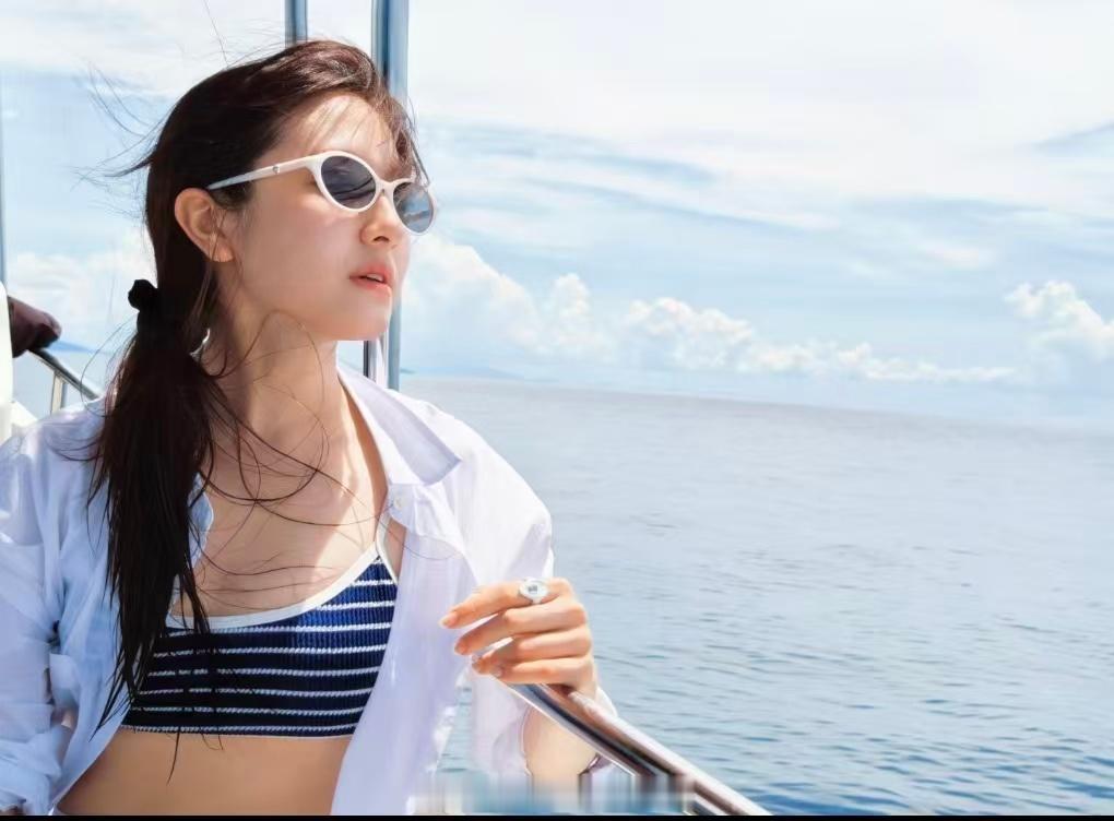 李兰迪条纹泳装海风裹挟着海盐气息，蓝白条纹和碧海融为一体，眉眼笑意温柔缱绻，每一