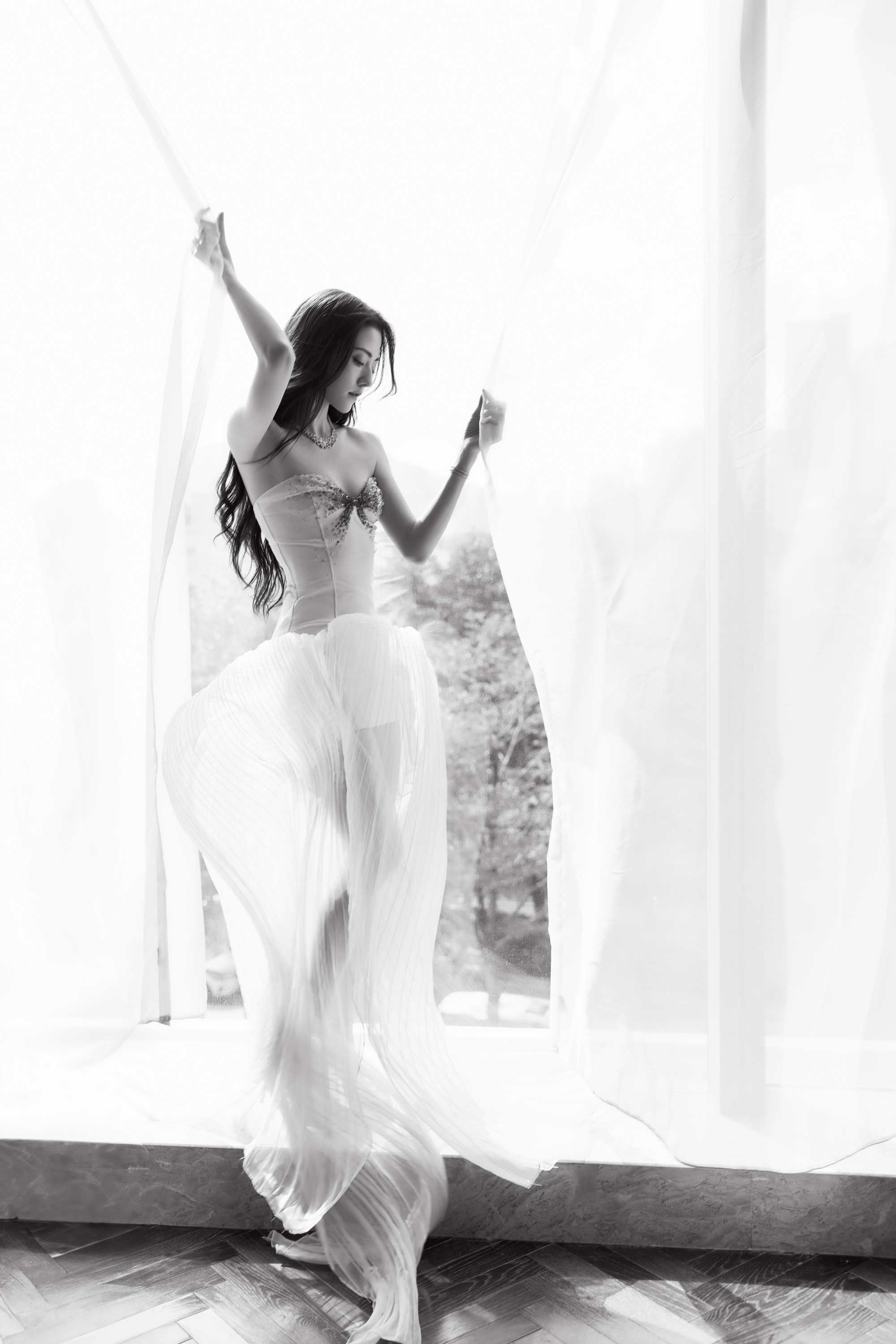 娜然：轻灵绽放于微光，缦纱轻舞。娜然