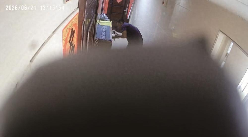 太让人寒心了！厦门同安，一女子发现小区里出现一个穿着工装的陌生男子，不仅用胶带粘