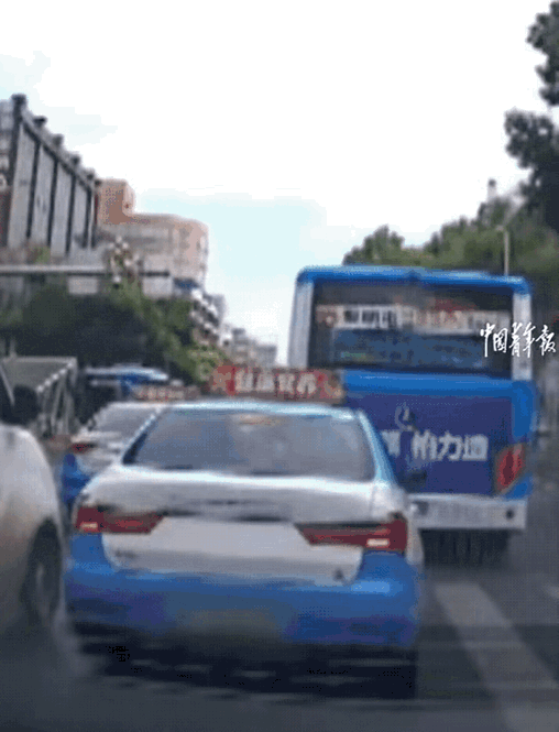 这个出租车司机也是够操蛋的，你说你都超过面包车了，你从右边加速开走不就啥事没有了
