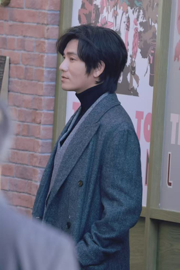 这居然不是十年前的陈坤吗咱就说谁来懂一下这个新鲜的陈坤活动路透的含金量啊，这