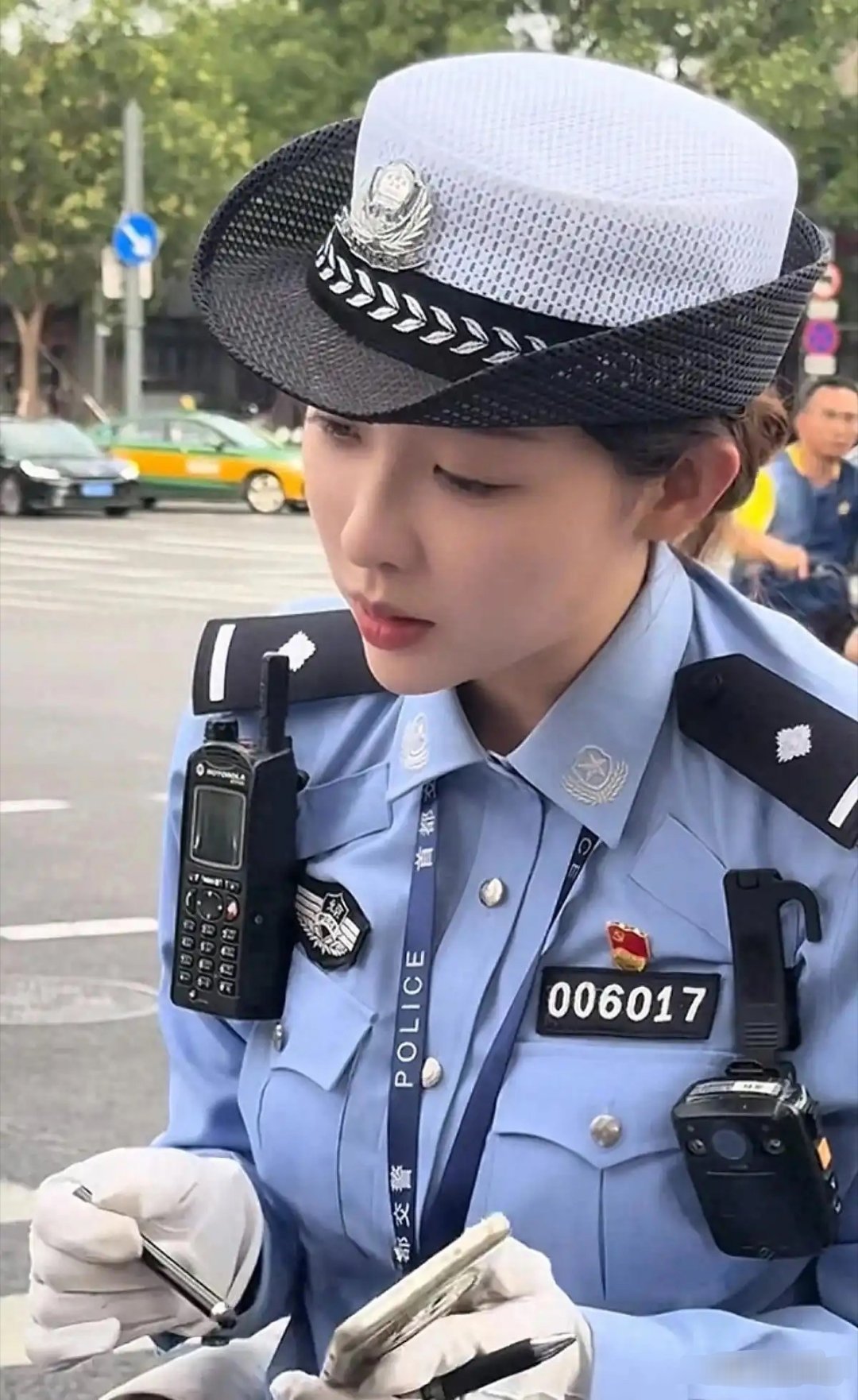 我终于拍到了北京街头最美女交警张钰！真想闯个红灯或者违规表现，或者超速，让她处罚