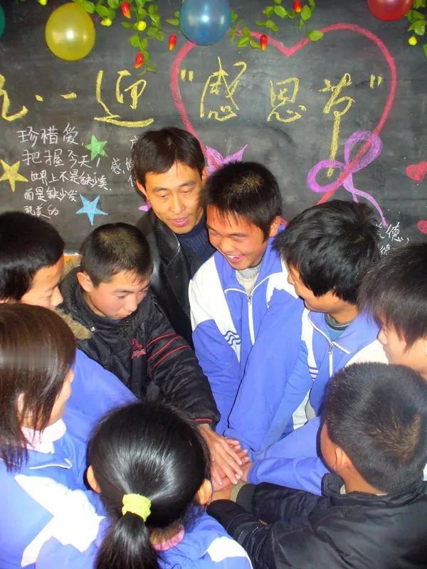 学校领导觉得九年级教师个个不把他们放在眼里，集体年龄又偏大，虽然教学成绩很亮眼，