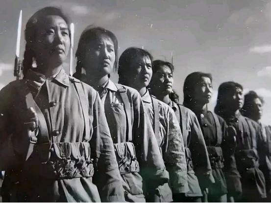 1964年，福建省闽侯县。二十八岁的劳改特务郑仁义蹲在茅厕里，死死盯着门外看守的