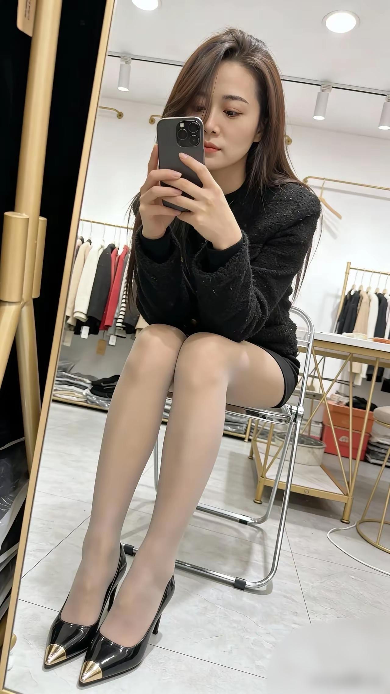 镜中人影，黑衣映芳容。