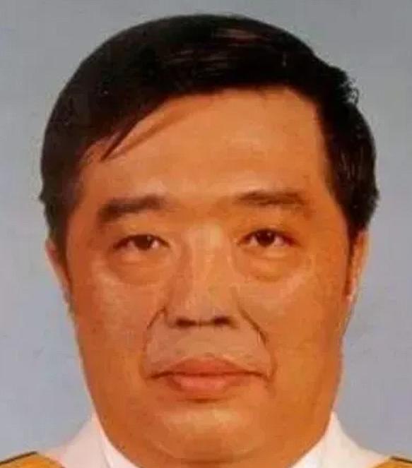 2001年，贺龙元帅之子贺鹏飞因突发心脏病猝然离世。葬礼上，85岁的老母亲薛明，