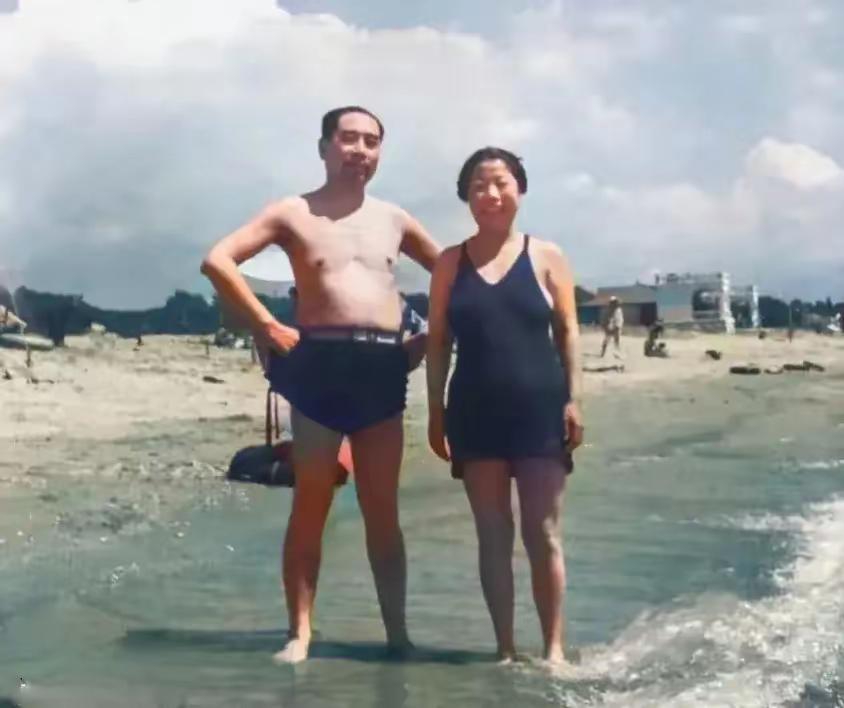 这是周总理和邓颖超穿着泳装的合影，都看看吧，这可不是演员扮演的。阳光明媚，海