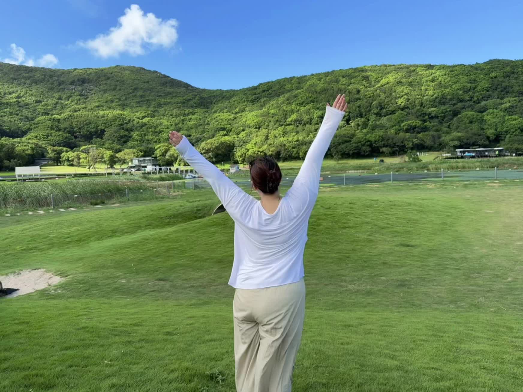 胖胖不是缺点 是藏不住的元气与漂亮 体重秤上的数字没定义我 镜头里里笑...