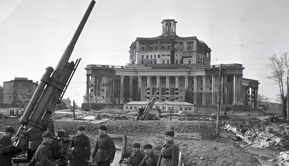 1941年12月，180万德军杀到莫斯科约20公里处，零下30度左右中士兵成片冻