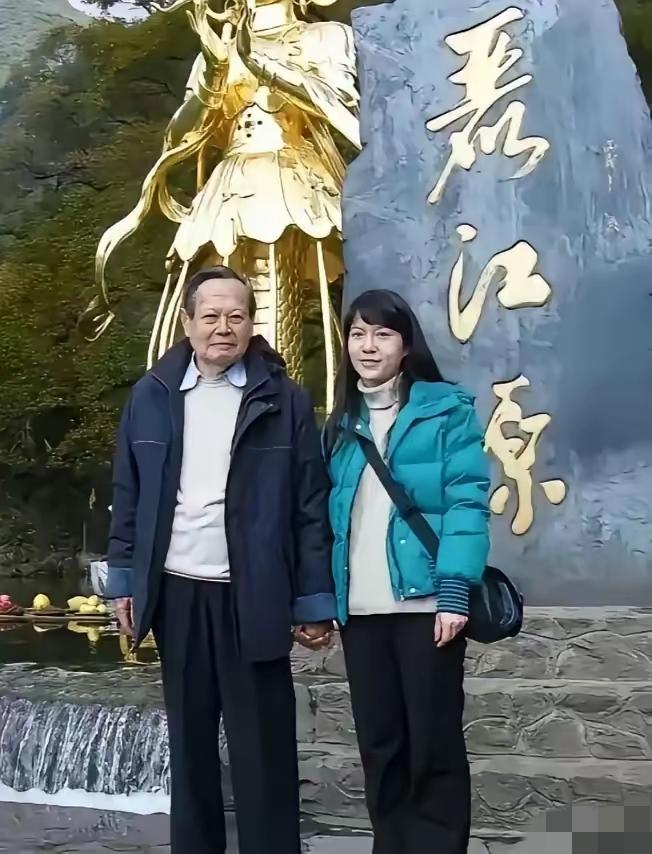 杨老遗霖翁帆的最新情况来了，已经搬离了清华园的“归根居”，搬到了南区普通教授公寓