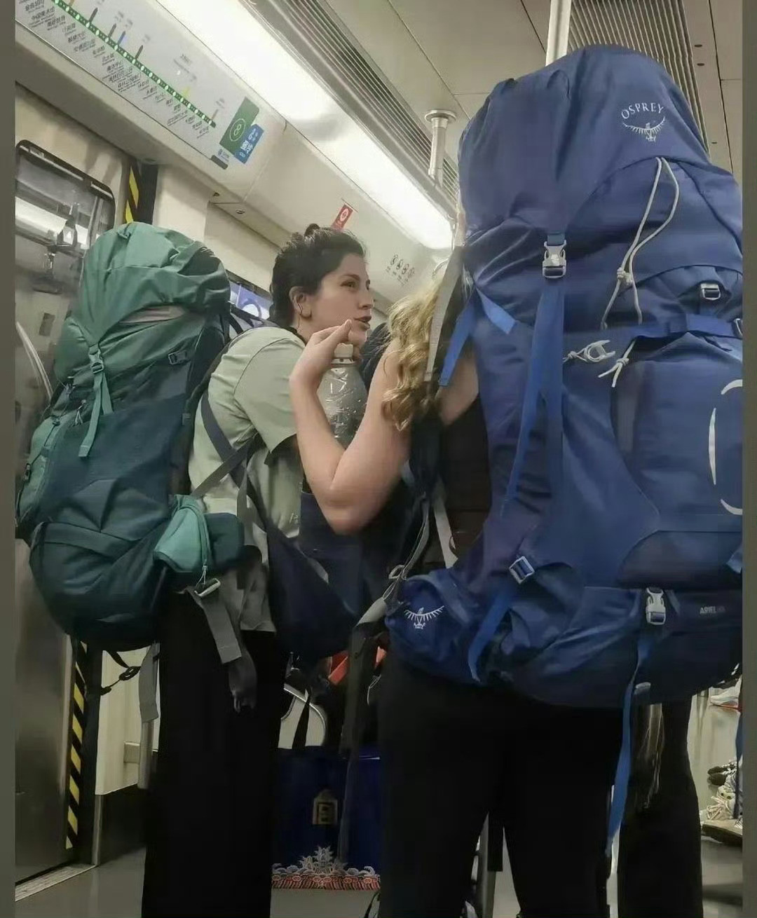地铁上的一幕，不得不说，被外国人惊呆了