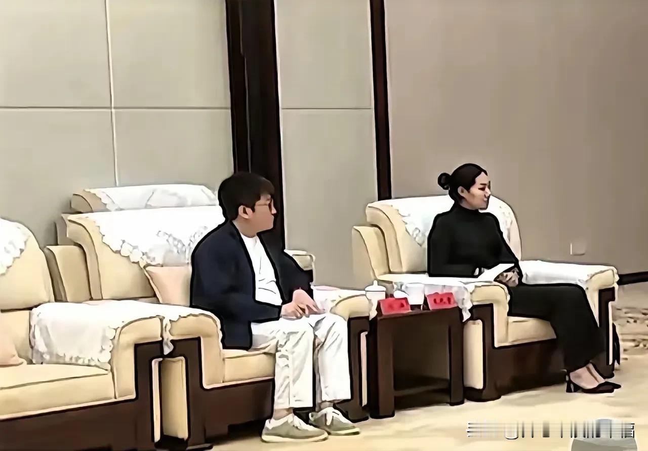 他从来不蹭热度，只是默默的陪在董宇辉的身边，随着董宇辉事业蒸蒸日上，越来越忙他才