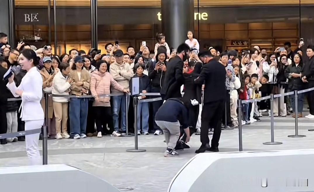 小鹏机器人首秀摔倒被抬走，仔细看视频，机器人在摔倒之前，整个身子已经诡异的