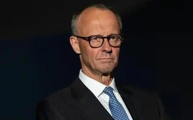 还有三天就要访华了，默茨临行前激烈指责中方，却又带了一支庞大商务团队！2月2