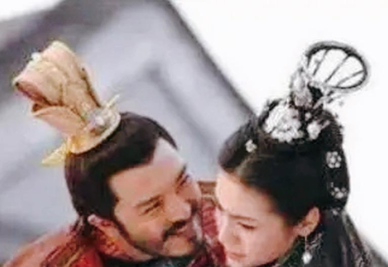 一天早上，成吉思汗的儿子阿魁去拜见成吉思汗，恰巧成吉思汗正熟睡，阿魁不敢惊动，便