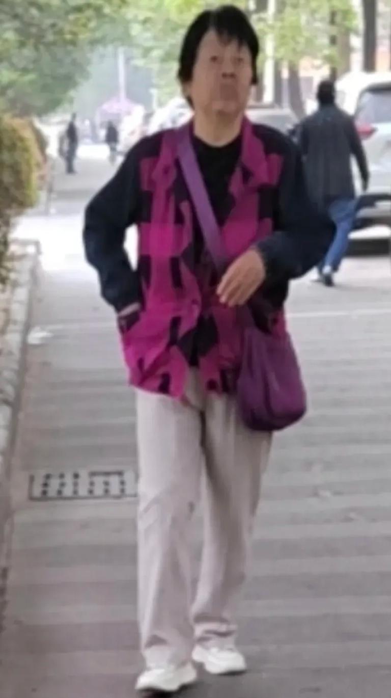 发现了吗？现在的老太太很是奇怪，走在大街上，随处可见许多老太太个个都是背着一个斜