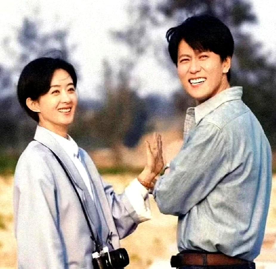 秦俊杰翻身了。因为一部《小城大事》，收视破3，央视黄金档，他和赵丽颖演情