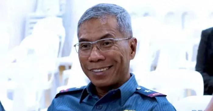 菲律宾警察总长托雷，这几天气歪了，原约好与达沃市长拳击比赛，没有想到人家出国了。