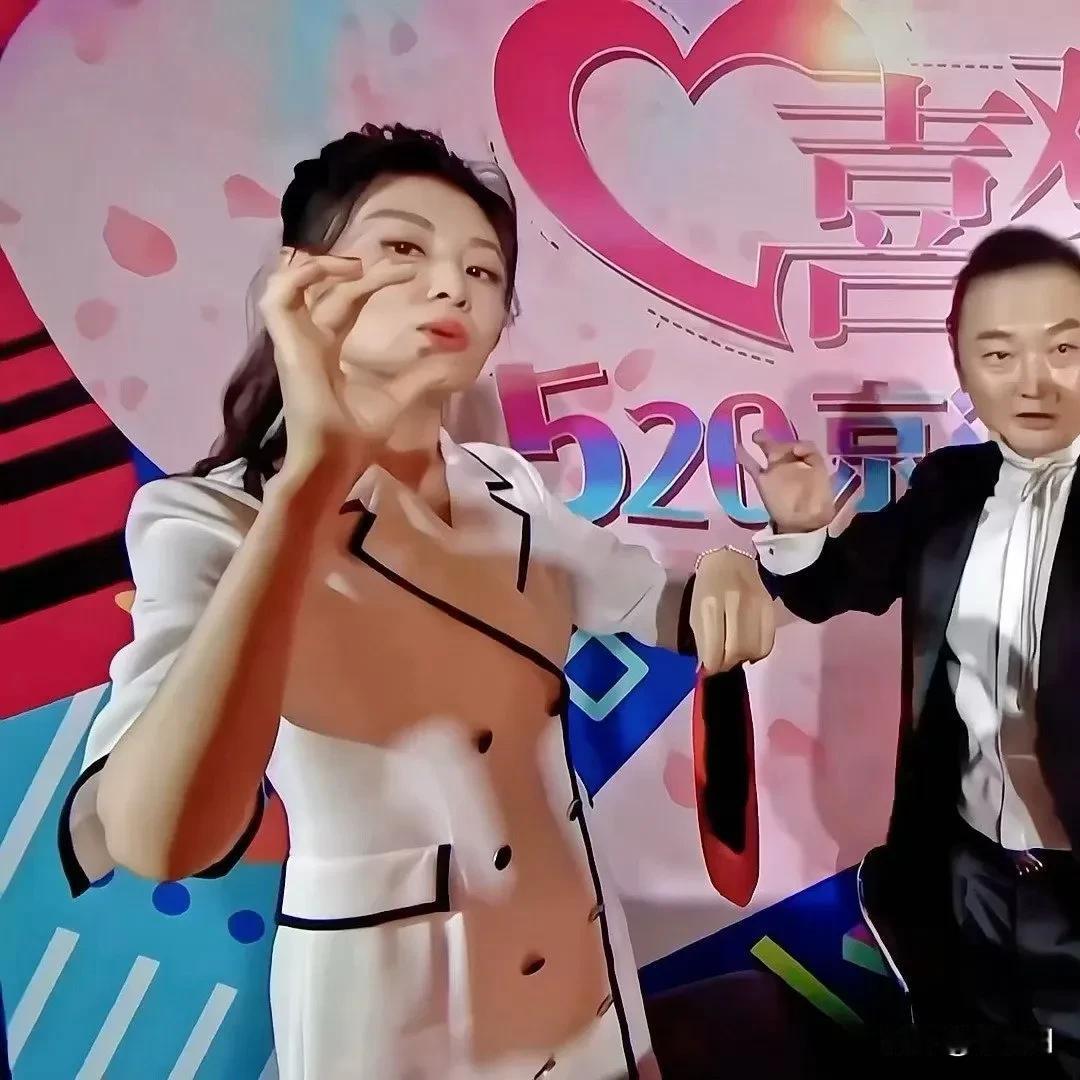 周涛用手指比划就“这么大”？她那举手投足之间透着优雅，真挺让人佩服的，骨相气质