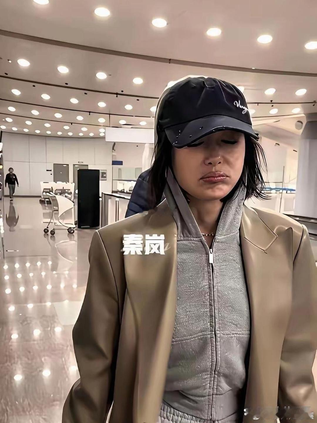 差点没认出来，这是秦岚？怎么成这个样子了，分手还是遇到什么事情了？