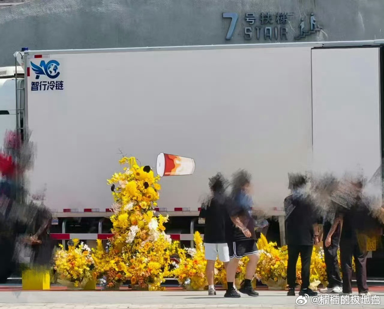 古茗给时团送巨型花束古茗给时团送的花是爆米花💥谁被巨型爆米花花束惊艳到！二十米