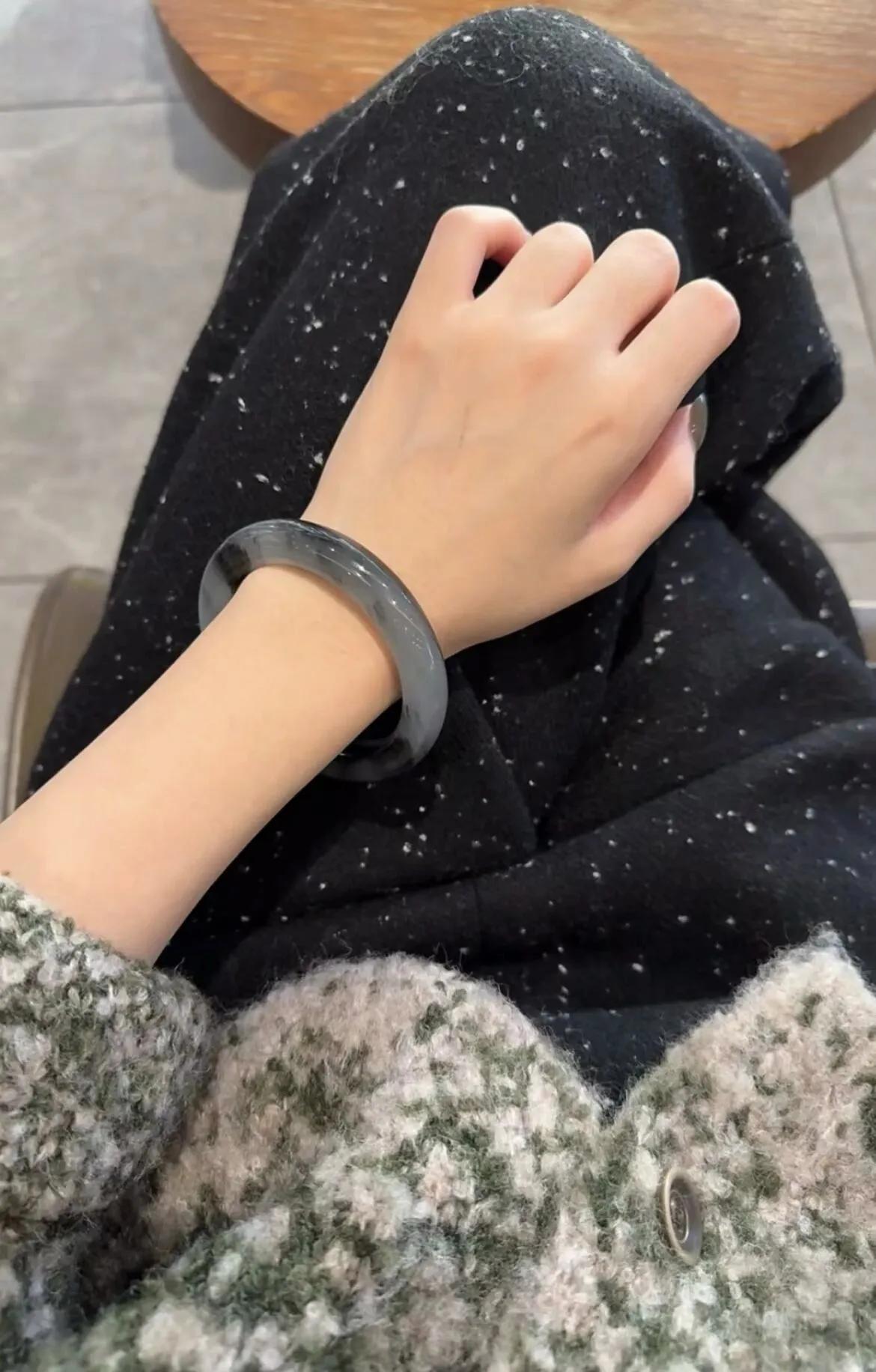 一眼沦陷！这青花手镯，主打一个“上班摸鱼”的留白哲学家人们谁懂啊！这哪是手镯