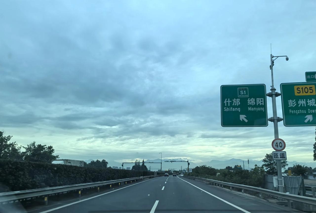 成都经常宣传自己是雪山下的公园城市，我们也以此为豪！但说实话，要遇到天气好，看