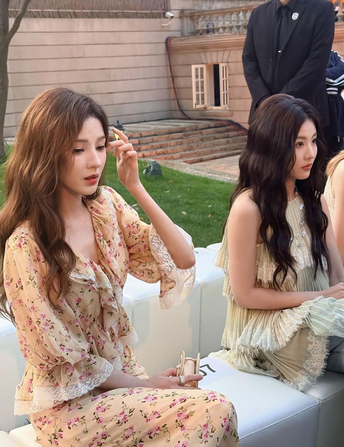  张予曦的温柔美学，在这一套鹅黄碎花裙里体现得淋漓尽致，甜而不腻，浪漫满分[赞]