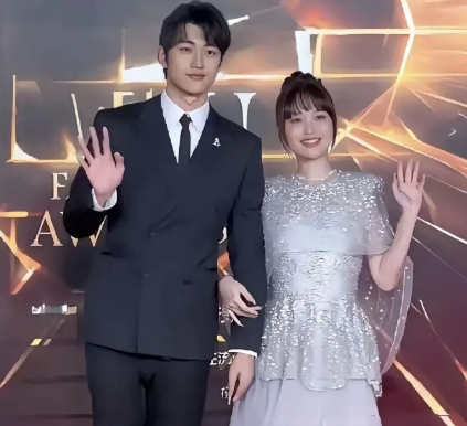 果然姜还是老的辣，​我问我妈：42岁的金莎要嫁25岁男朋友，她就不怕人老珠黄