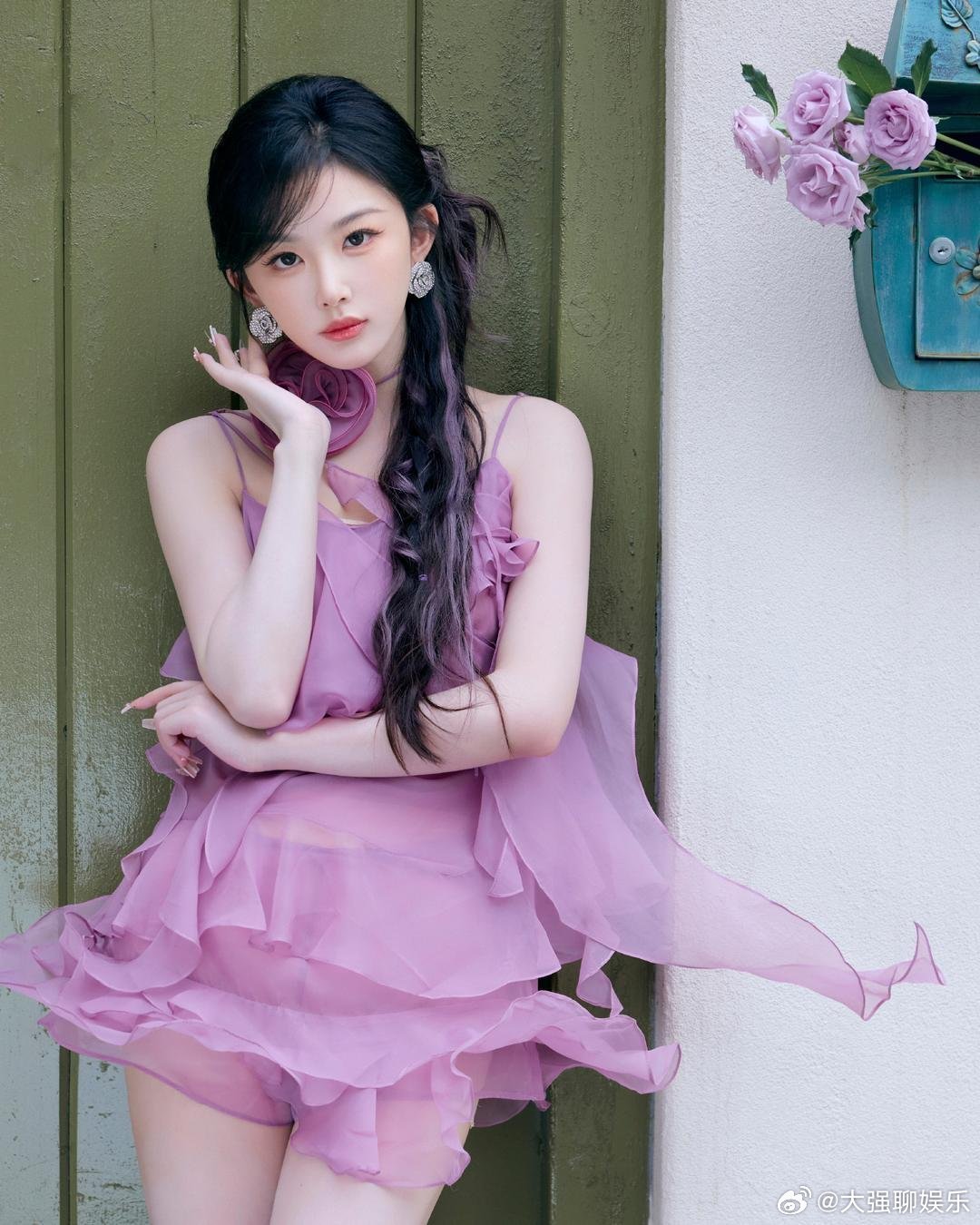 孔雪儿这身粉紫透纱百褶裙，真的一眼沦陷！纱裙轻盈飘逸，百褶设计灵动又有层次，少女