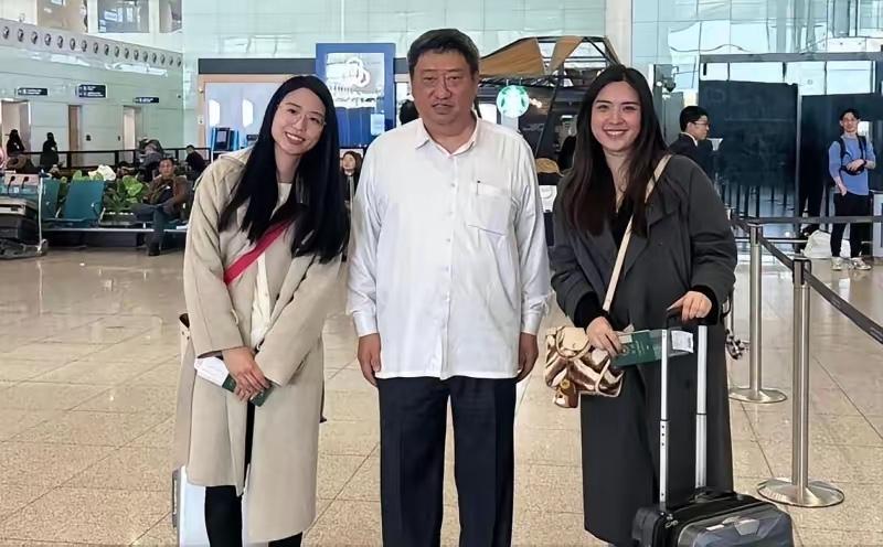 真没人能想到，都2026年了，还能看到这么离谱的“感恩戏码”。中东战火纷飞，两名