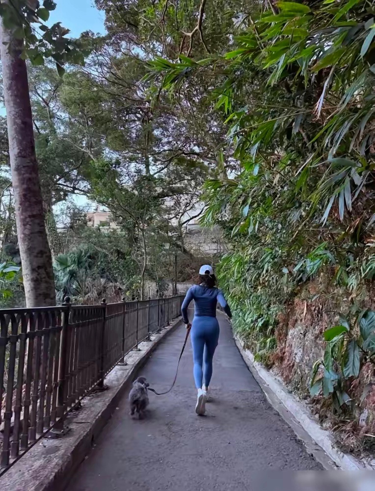 54岁黎姿，腰线比20岁还紧。登山照里，紧身衣下的腰臀线清晰可见，没有一丝赘肉