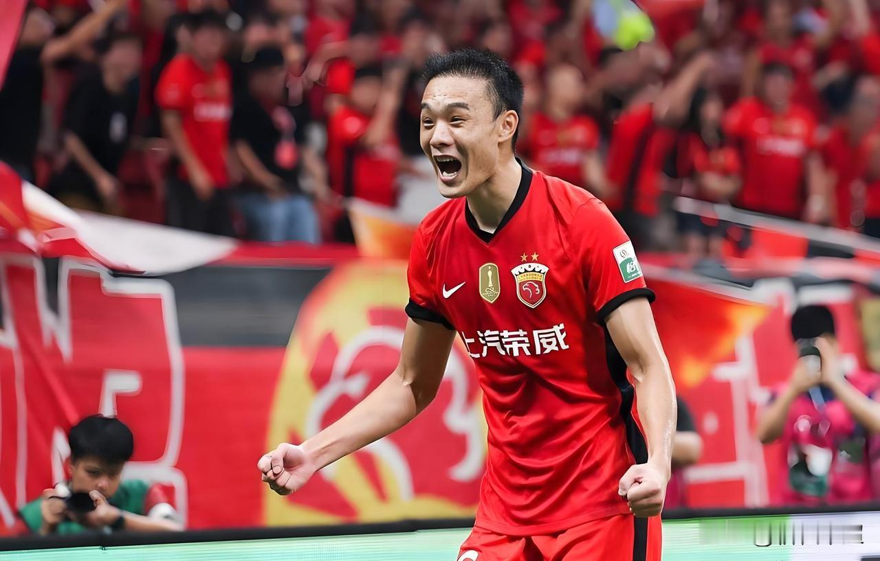 在和三镇队的比赛中，海港球迷看到了最想看到的东西。一：刘若钒传球给刘祝润，后老