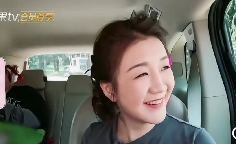 陈梦真的很爱笑，她看着窗外的阳光对她妈说，你不觉得天气好人的心情就不好吗？陈