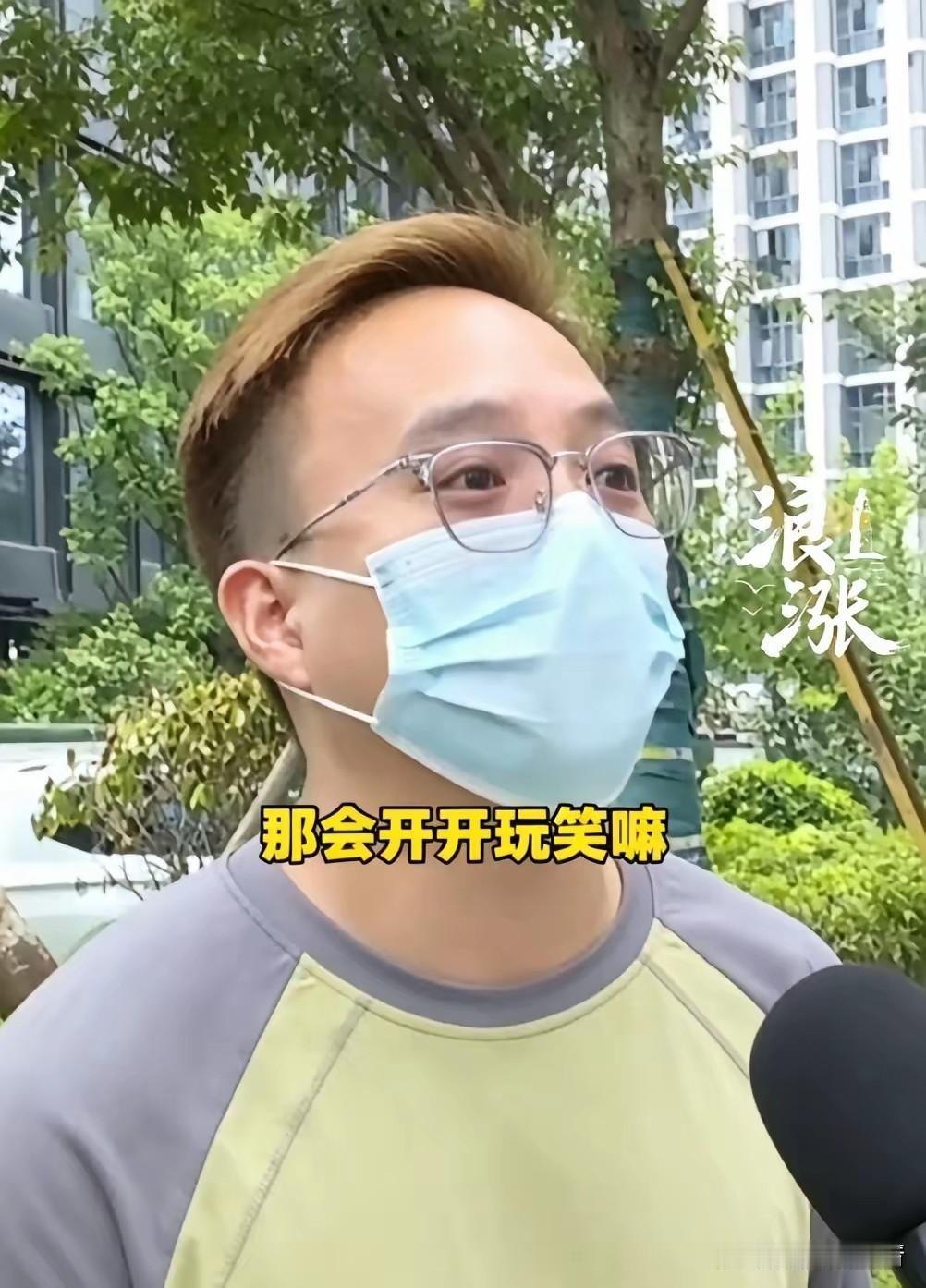 浙江杭州，一名男子在公司看到女同事穿着太性感，闻到衣服上还有臭味，就用当场她的面