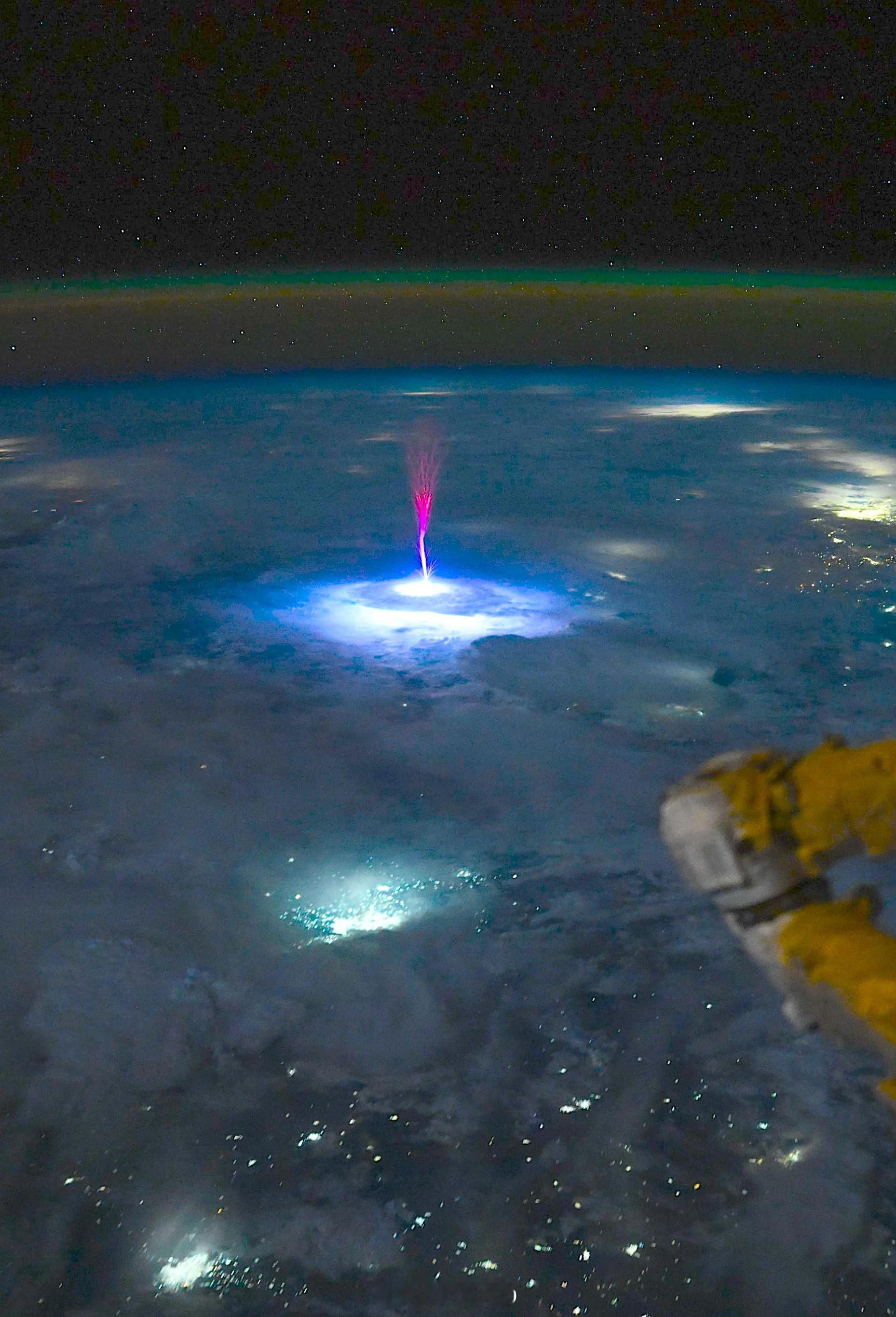 今天早上，国际空间站上的NASA宇航员拍到了墨西哥和美国上空的这个画面[哆啦