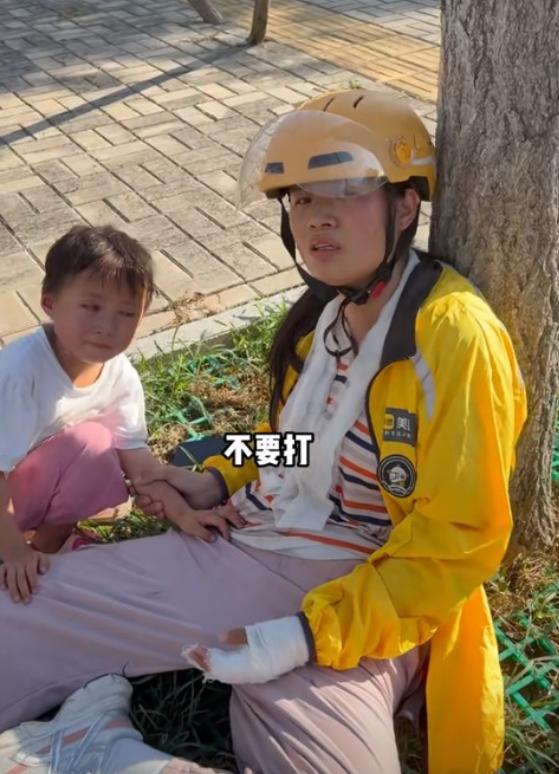 看哭了！亳州，一母女送外卖，由于天气太热，女骑士眼前一黑，骑车摔倒，只能在路边树