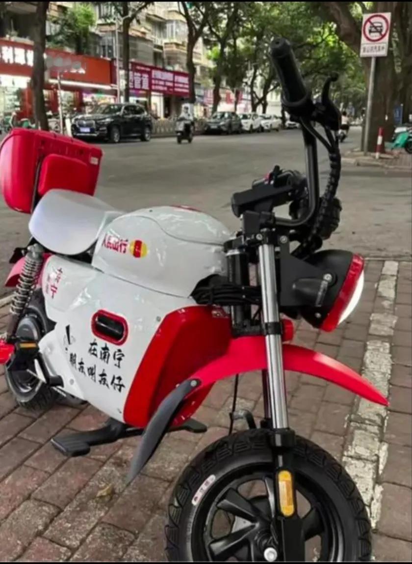 南宁真的是太懂年轻人了，前段时间推出了白色共享摩托车，现在又推出粉色共享摩托车，
