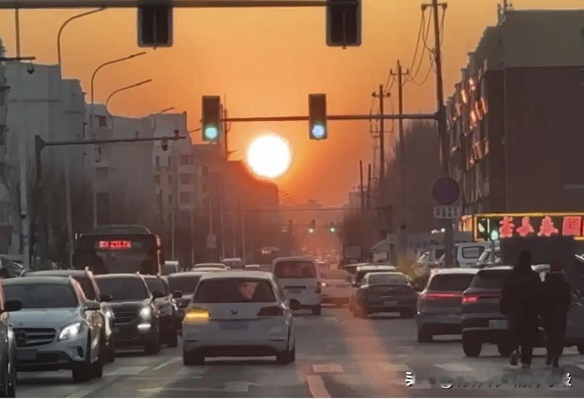 “刚下车就被塞饺子”：一条乡道，一口滚烫，为什么全网看哭了？1️⃣车门还