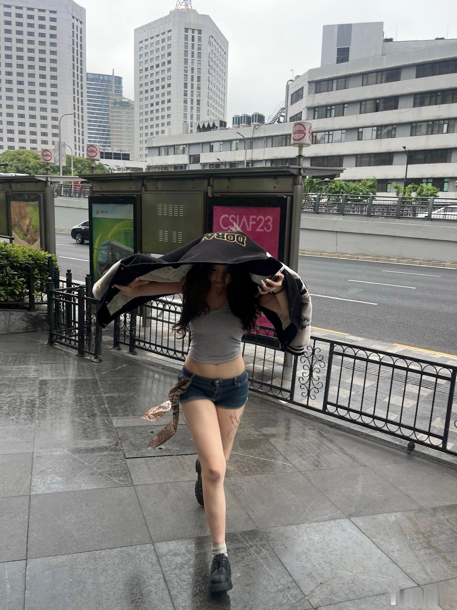 下雨天跑步朋友拍的好喜欢这张​​​