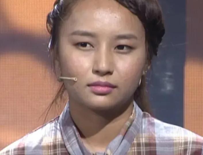西藏女孩出生六个月，父母离异，把她丢给姑姑。2007年，姑姑实在养不起，把十岁的