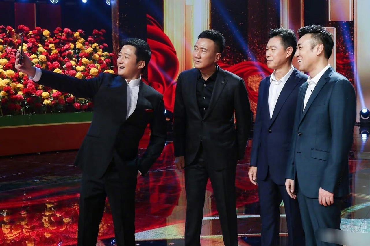 4位实力派男星同框：最硬朗挺拔、最英武潇洒的就是张丰毅，这身材、这状态难逢其俦哈