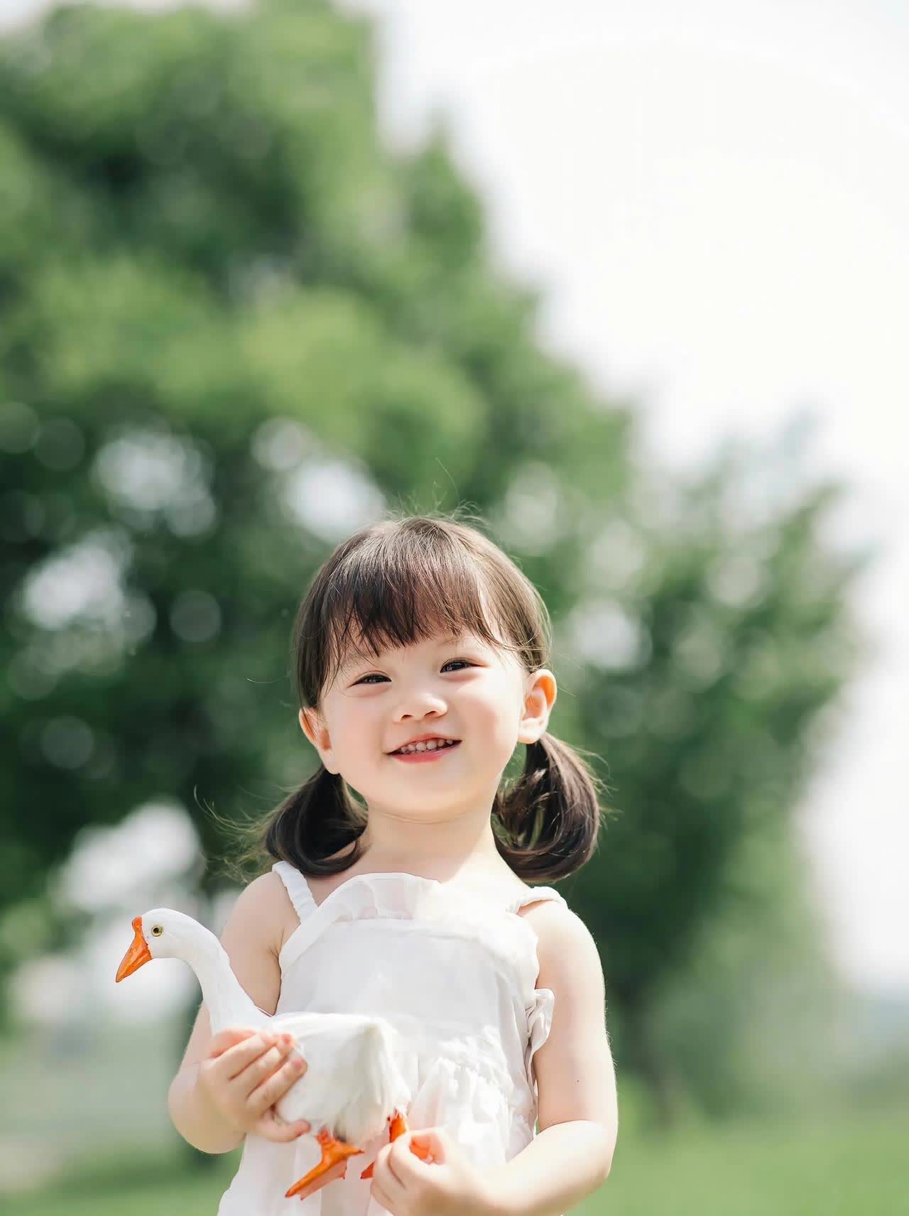 近日湖北一男子在服务区加完油后竟然将8岁的女儿忘在服务区，发现后不返回接女儿，竟