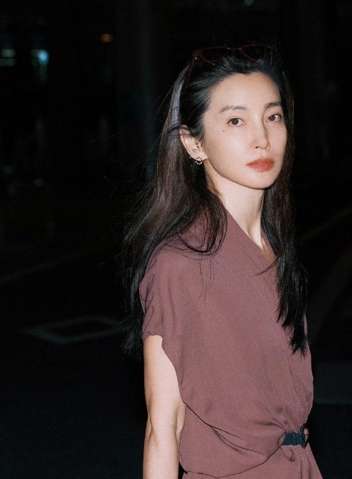 最近李冰冰启程巴黎，她在深夜拍了一组美照，看上去格外的有意境感，气质超好。李