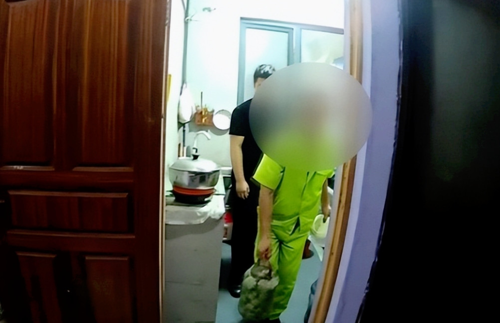 丢人丢大发了！浙江，两个农户种的100多斤大蒜一夜之间被偷光了，他们心疼坏了，警