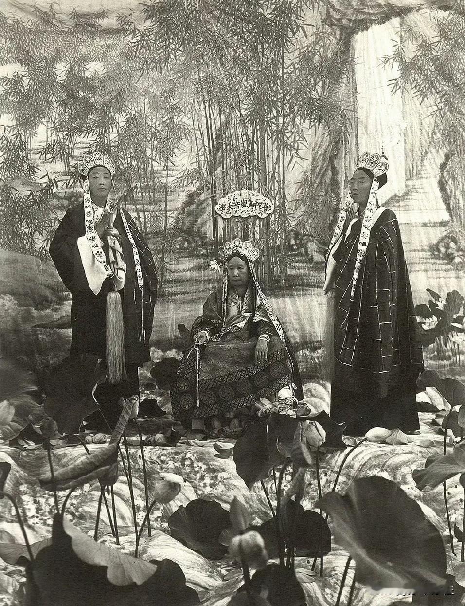 老照片赏析：这张照片大约摄于1903年，记录了慈禧太后在颐和园留下的影像！据