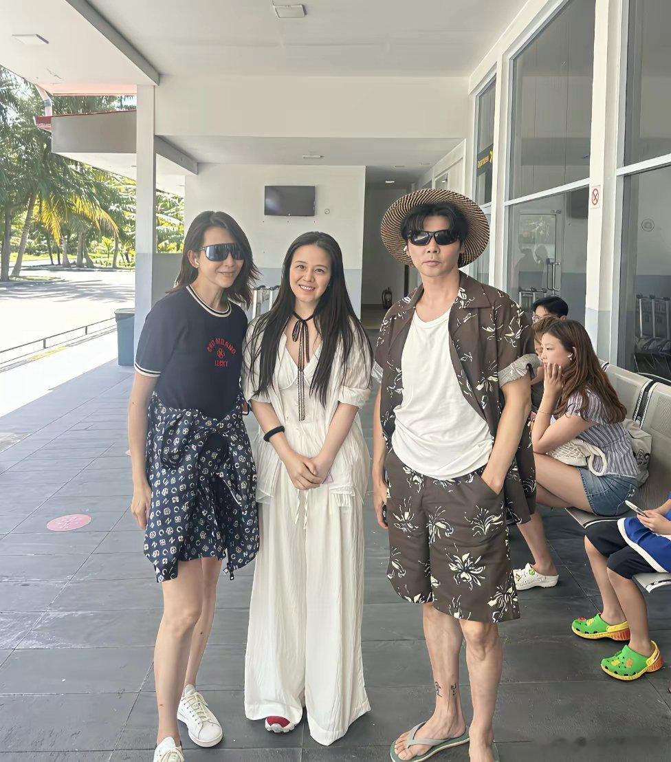 53岁蔡少芬和老公张晋带三个孩子到马尔代夫旅游度假，夫妻俩被华人游客偶遇，她现实