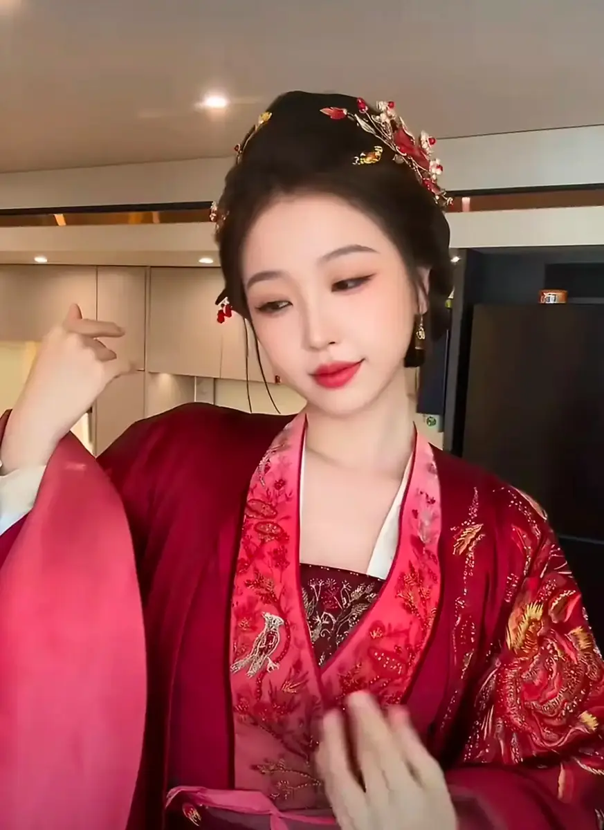 虞书欣金饰簪发红衣起舞眼波流转间尽显贵气灵动