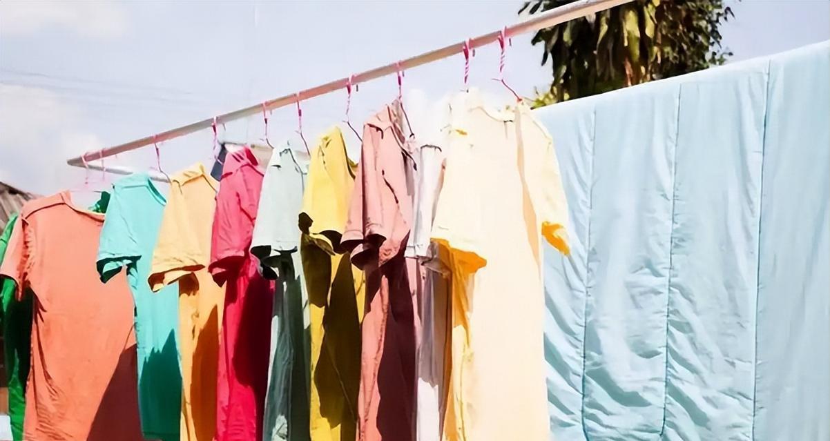 🌞美国禁止晒衣服？为什么中国人喜欢一出太阳就要晒衣服、晒被子，而欧美人却没